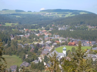 Dorf Hinterzarten mit Kirche Maria in der Zarten